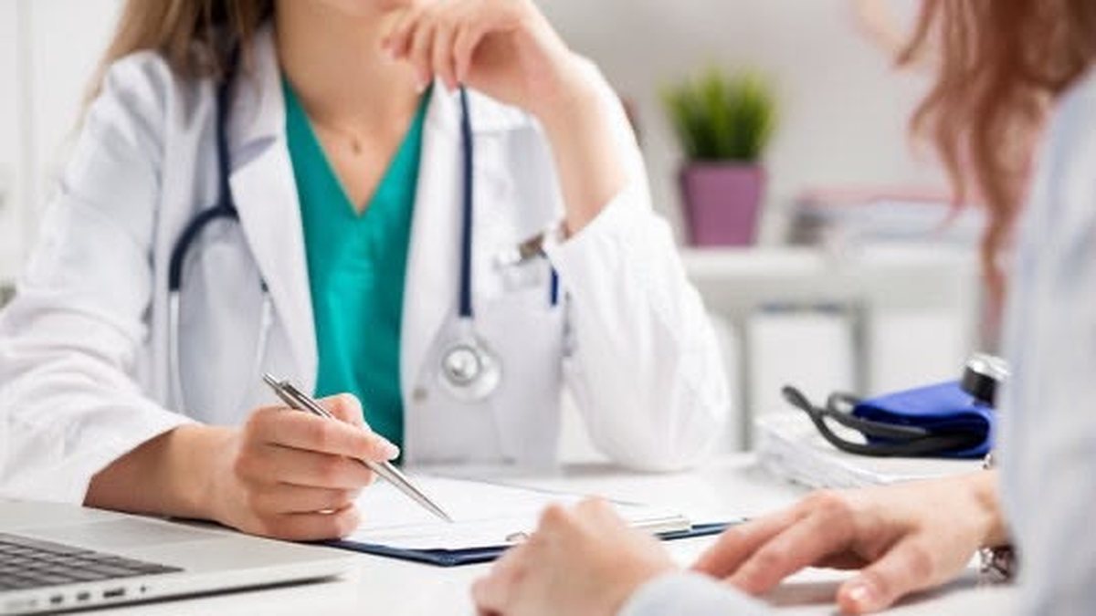 Nutricionista em consulta explicando o diagnóstico de SOMP (SOP) para a paciente